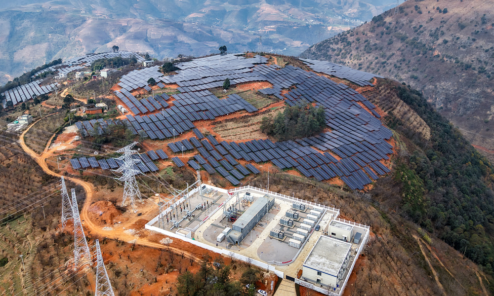 近日，由東方電氣集團(tuán)所屬東方光能投資建設(shè)的云南祿勸200兆瓦農(nóng)光互補(bǔ)光伏項(xiàng)目順利實(shí)現(xiàn)全容量并網(wǎng)。該項(xiàng)目是目前已投運(yùn)的國(guó)內(nèi)規(guī)模最大高海拔農(nóng)光互補(bǔ)光伏項(xiàng)目，將助力西南地區(qū)“光伏+農(nóng)業(yè)”融合發(fā)展邁入新征程。項(xiàng)目占地面積約3800畝，直流側(cè)裝機(jī)240兆瓦，總投資約8億元，自2024年7月開(kāi)工建設(shè)，東方光能僅用10個(gè)月時(shí)間，在海拔2000米的云貴高原上建起了一座“藍(lán)色海洋”，為區(qū)域能源結(jié)構(gòu)轉(zhuǎn)型與鄉(xiāng)村振興注入強(qiáng)勁動(dòng)能。