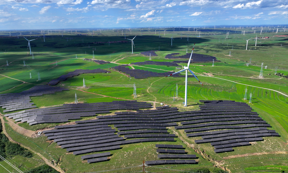 云南祿勸200兆瓦農(nóng)光互補(bǔ)光伏項(xiàng)目采用“板上發(fā)電、板下種植”的立體化模式，既保障發(fā)電效率，又為板下農(nóng)業(yè)留足空間，達(dá)到經(jīng)濟(jì)、生態(tài)與社會(huì)效益的多贏。項(xiàng)目全容量并網(wǎng)后，預(yù)計(jì)電站總發(fā)電量可達(dá)84.31億千瓦時(shí)，每年可減少二氧化碳排放26.96萬(wàn)噸，不僅能為祿勸縣貢獻(xiàn)15%以上的清潔能源增量，還能有效推動(dòng)祿勸經(jīng)濟(jì)發(fā)展，帶動(dòng)當(dāng)?shù)鼐蜆I(yè)。