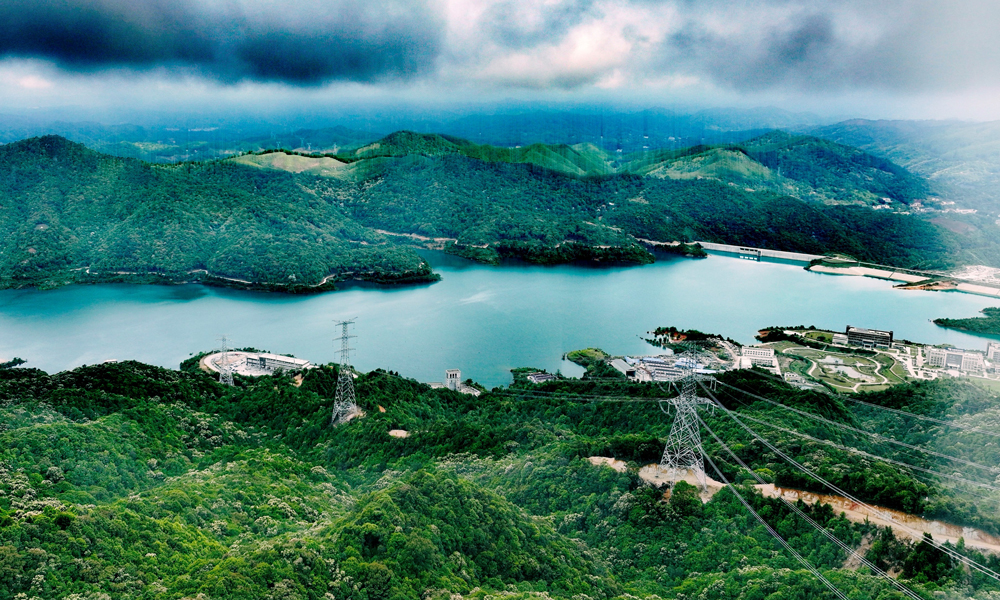 梅州抽水蓄能電站二期工程全面建成后，總裝機容量超過1000萬千瓦，為粵港澳大灣區提供更多清潔綠色能源。據了解，配套建設的電站二期接入系統工程已于近期建成投運。