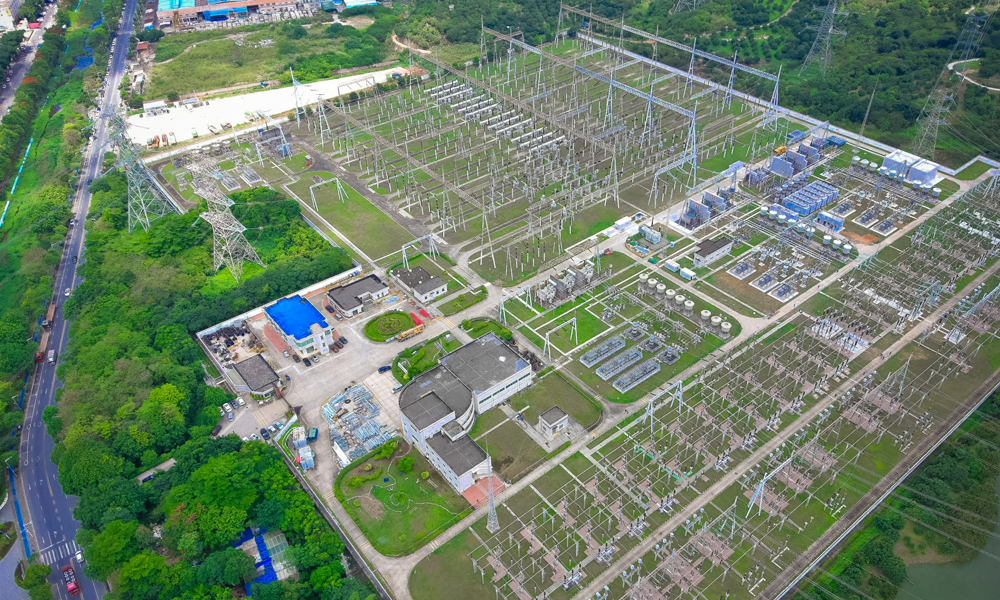 500千伏東莞變電站是制造業重地廣東東莞市首座500千伏變電站，今年以來該站先后完成變電站一、二號主變擴容，大大提升東莞東南片區供電能力，為粵港澳大灣區戰略性新興產業布局提供更可靠電力保障。