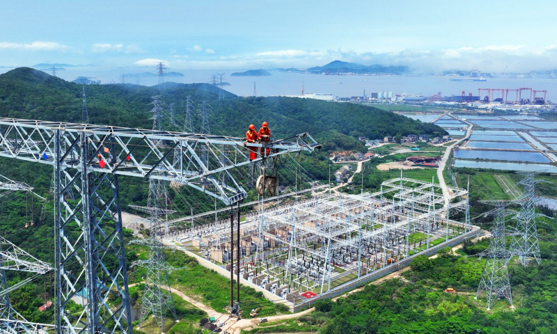 近日，浙江舟山500千伏聯(lián)網(wǎng)輸變電工程迎來首次雙線（洛春5495線、洛曉5496線）檢修。自2019年投運(yùn)以來，該工程已累計(jì)輸電超330億千瓦時。國網(wǎng)浙江省電力有限公司安排6名檢修人員以雙線同步走線方式開展檢修作業(yè)，為浙東電網(wǎng)迎峰度夏奠定堅(jiān)實(shí)基礎(chǔ)。圖為檢修人員對鐵塔構(gòu)件進(jìn)行檢查。