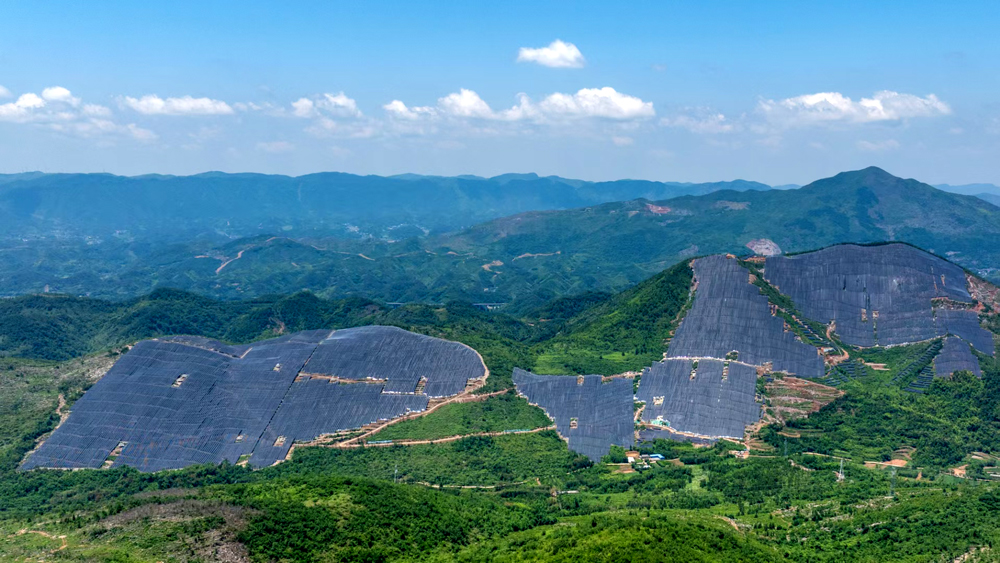 近日，國內(nèi)單片區(qū)裝機規(guī)模最大的山地柔性支架光伏項目——華能通山南林光伏復合發(fā)電項目正式投產(chǎn)發(fā)電。項目位于湖北省咸寧市，由中國華能旗下華中分公司建設(shè)，華能清能院自主設(shè)計及施工。項目總?cè)萘?20兆瓦，其中柔性支架裝機容量127兆瓦、單跨最大跨度51.4米。
