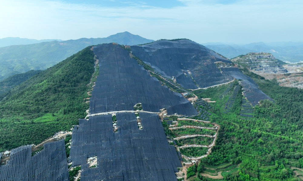 光伏柔性支架是一種大跨度空間結(jié)構(gòu)技術(shù)，具有大跨度、高凈空、低成本、環(huán)境友好等技術(shù)優(yōu)勢，能夠有效提升土地綜合利用效率，適用于山地光伏、農(nóng)光互補等復雜地形場景。