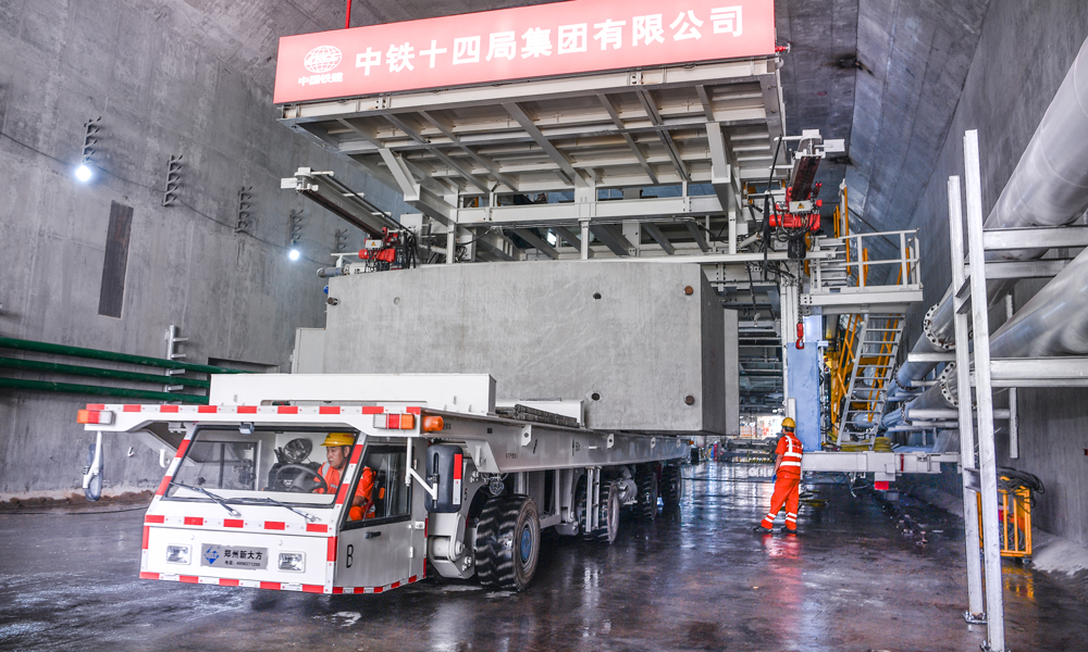 據了解，廈金大橋（廈門段）線路建成通車后，將成為廈門本島聯系廈門翔安國際機場最便捷的通道。圖為施工人員運輸隧道中部箱涵。