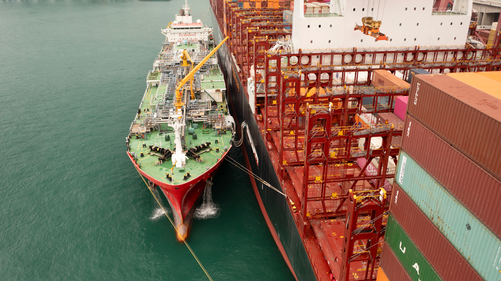 結合“河內快航”號燃料補給和裝卸貨物的雙重作業流程，中國海油和香港中電源動集團高效協同，為該船量身定制加注方案。通過智能化監控系統，最終僅用8.5小時，“海洋石油301”便完成對該船的4300噸LNG加注作業。這不僅滿足該船全部航程的燃料需求，更大大縮短港口周轉時間，節省運營成本，創下了香港港區單次燃料補給量、加注效率新紀錄。