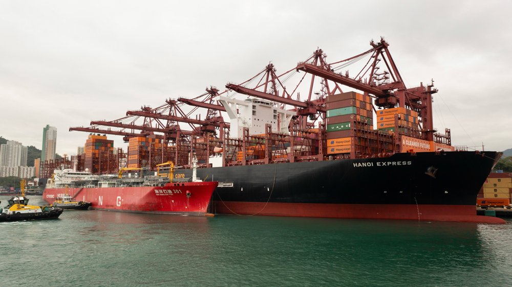 中國海油積極推動航運綠色低碳轉型，先后獲取深圳、廣州、寧波等7張國際船舶加注牌照，積極推進粵港澳大灣區超級加注中心建設，持續打造液化天然氣加注船隊，成為國內首家具備多港口聯保聯供能力的能源企業。