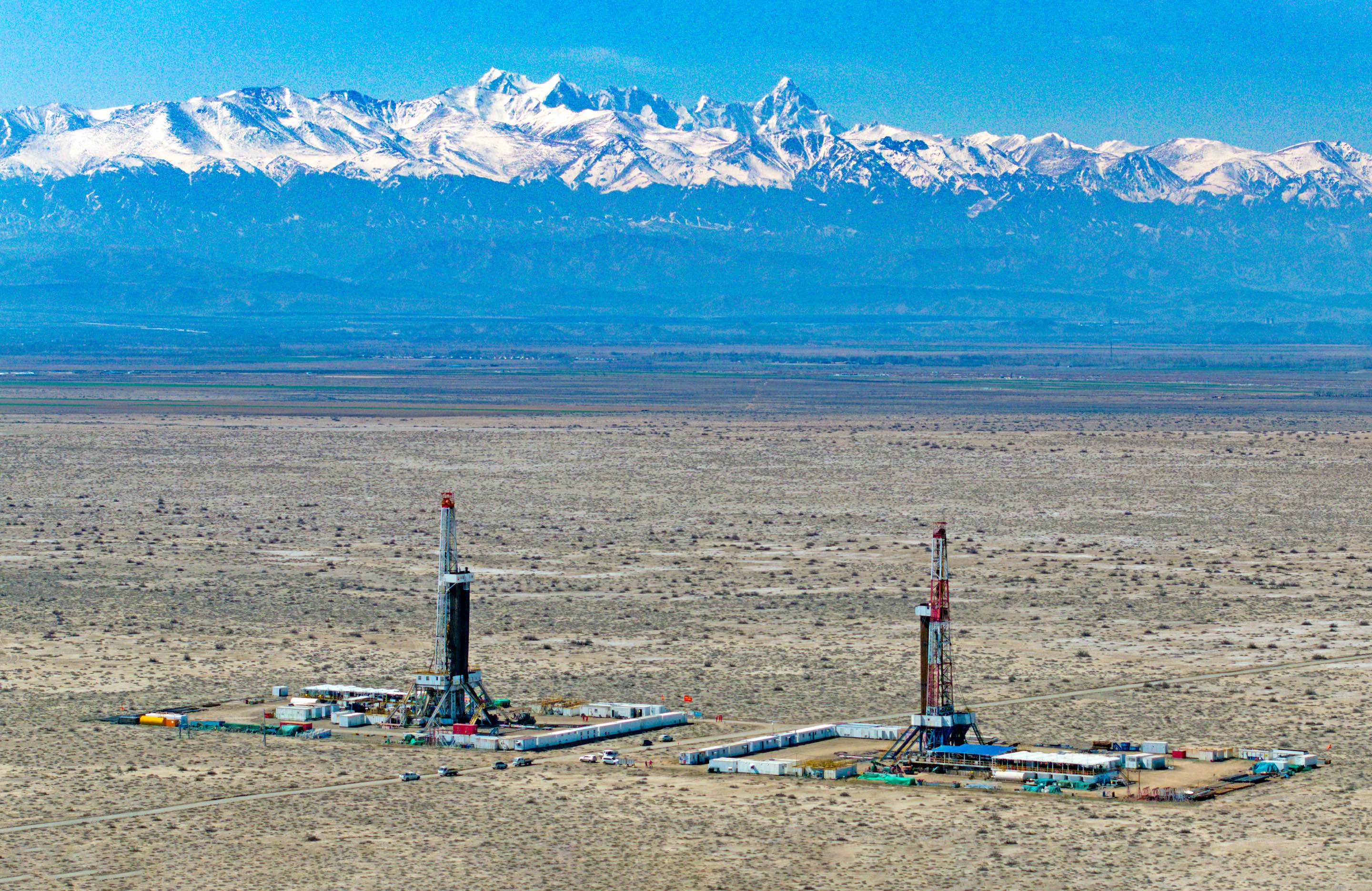 據介紹，新疆油田吉慶油田作業區（吉木薩爾頁巖油項目經理部）今年計劃投入11部鉆機，完成51口鉆井、68口壓裂作業井，預計吉木薩爾頁巖油的年產量至少增長50萬噸。截至5月31日，吉木薩爾頁巖油今年累計產出原油64.04萬噸，創下了歷史同期的最高紀錄。圖為我國首個國家級陸相頁巖油示范區——新疆吉木薩爾國家級陸相頁巖油示范區生產現場。