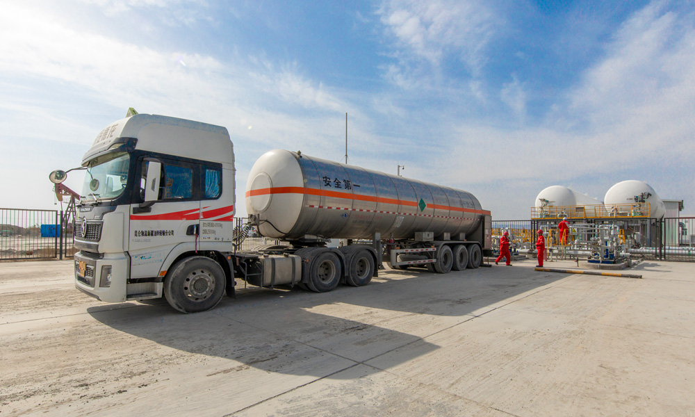 在新疆油田生產現場，科研團隊充分利用大數據分析技術，對開發方案進行精準調整。基層班組操作人員輪流值守，時刻關注著老井的運行情況，確保其正常運轉，同時加快新井的投產進度。后勤保障部門則加大物資調配和設備維護的力度，保證生產鏈條高效運行。各個環節緊密相連、環環相扣，形成了一股強大的合力，推動著油氣生產不斷“換擋提速”，單日油氣產量穩步提升。圖為在新疆油田八區530井區二氧化碳混相驅先導試驗站二氧化碳儲罐區，工作人員嚴密監控儲罐氣體注入情況。