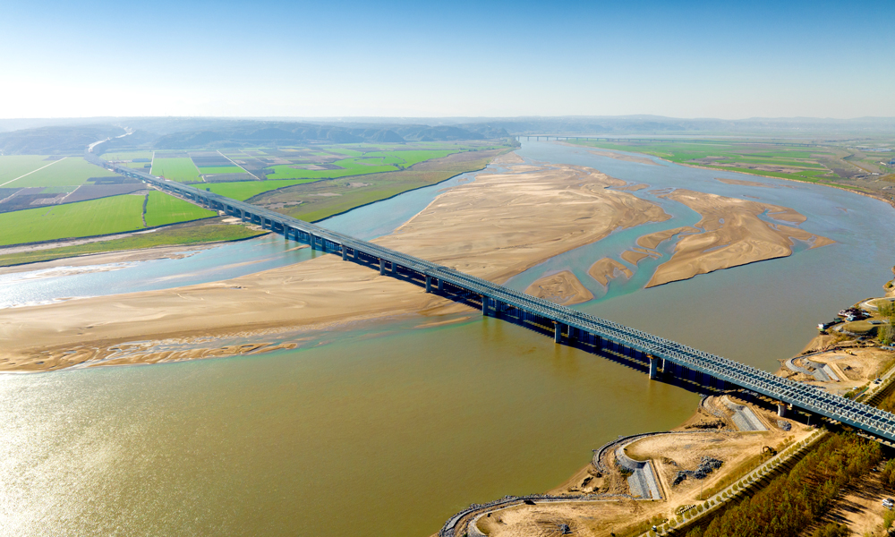 沁伊高速黃河特大橋主橋主梁采用槽型鋼混組合梁結(jié)構(gòu)，并運用了國際上先進的步履式頂推施工工藝，實現(xiàn)了單向最大頂推距離1285米，頂推單跨達100米，是國內(nèi)頂推距離最長、單跨頂推距離最大的橋梁之一。