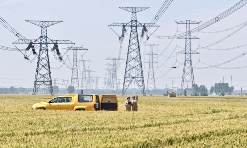 國家電網(wǎng)堅決扛牢電力保供首要責(zé)任，全力以赴做好今年迎峰度夏電力安全保供工作。國家電網(wǎng)各單位組織員工做好電網(wǎng)工程建設(shè)改造、線路設(shè)備特巡特護、防汛防災(zāi)應(yīng)急演練，落實落細(xì)供電服務(wù)舉措，快速響應(yīng)客戶訴求，確保民生用電，保障電網(wǎng)安全運行和電力可靠供應(yīng)。圖為國網(wǎng)天津高壓公司員工對特高壓線路開展無人機巡檢。