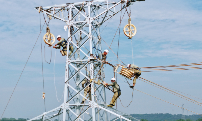 國網(wǎng)湖北隨州供電公司員工開展110千伏線路遷改作業(yè)。