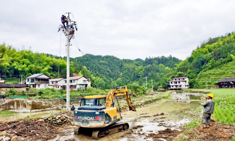 國網(wǎng)湖南邵陽供電公司員工在金屋塘鎮(zhèn)搶修因暴雨受損的配電線路。