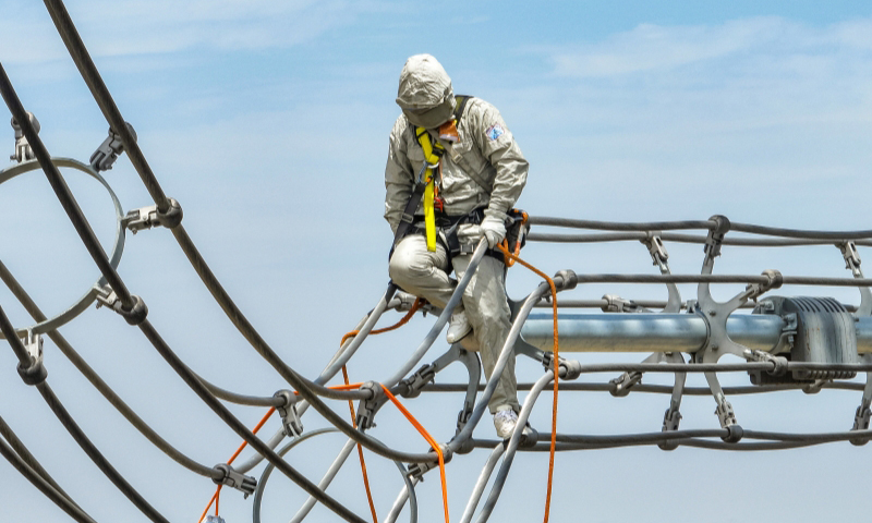 國網(wǎng)河南超高壓公司員工帶電消除線路銷子缺失缺陷。
