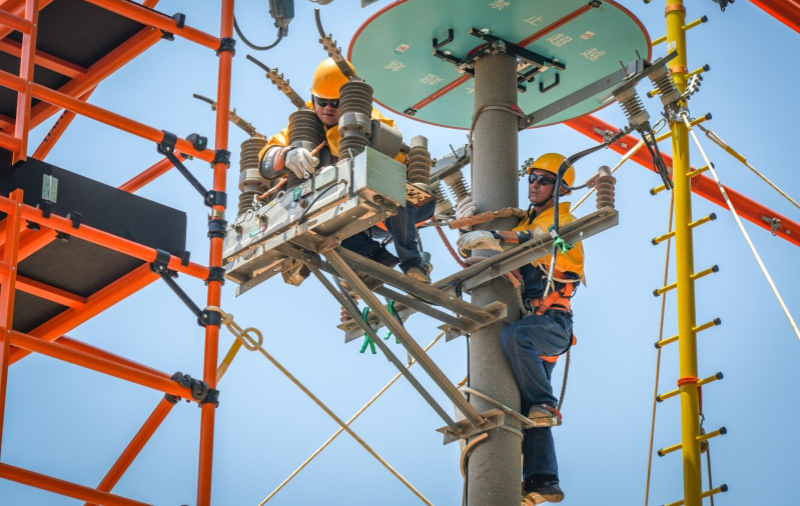 國網(wǎng)陜西寶雞供電公司員工在10千伏線路更換柱上開關(guān)。