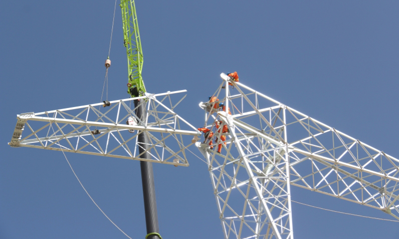 青海送變電公司員工在花土溝鎮(zhèn)組立750千伏線路鐵塔。