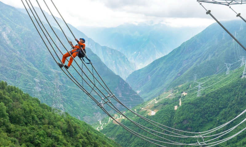 國網(wǎng)四川送變電公司員工通過走線方式對800千伏特高壓直流輸電工程線路開展驗收。