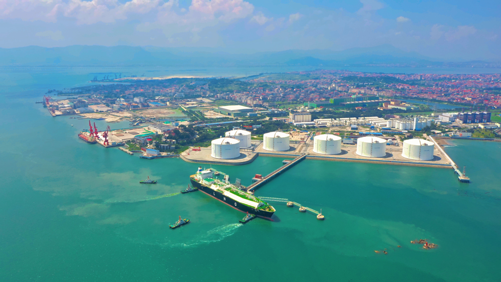 近日，我國多地氣溫持續上升，社會用電量不斷增加，對天然氣的需求也與日俱增。作為保障國家能源安全的主力軍，中國海油充分發揮海陸聯動優勢，積極籌措天然氣資源，為迎峰度夏能源保供夯實底氣。圖為LNG（液化天然氣）運輸船“閩鷺”輪在中國海油湄洲灣“綠能港”完成靠泊。