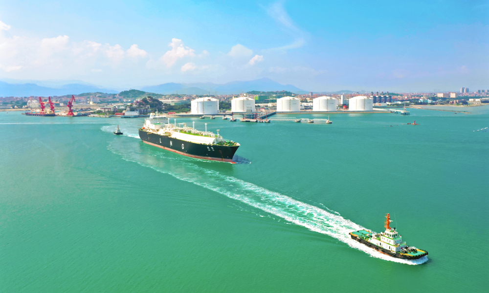 LNG運輸船“閩鷺”輪在中國海油湄洲灣“綠能港”完成靠泊。