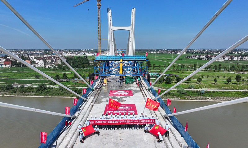 7月1日凌晨，由中國(guó)鐵建大橋局承建的滬渝蓉高鐵通泰揚(yáng)特大橋跨引江河斜拉橋順利合龍。滬渝蓉高鐵通泰揚(yáng)特大橋全長(zhǎng)172.9公里，跨越江蘇南通、泰州、揚(yáng)州三市。此次合龍的跨引江河斜拉橋全長(zhǎng)522.3米，主跨220米，是滬渝蓉高鐵滬寧段首個(gè)實(shí)現(xiàn)合龍的斜拉橋。作為全線關(guān)鍵控制性節(jié)點(diǎn)工程，該橋的順利合龍為滬渝蓉高鐵通泰揚(yáng)特大橋后續(xù)鋪軌及全線貫通創(chuàng)造了有利條件。新華社記者 季春鵬 攝