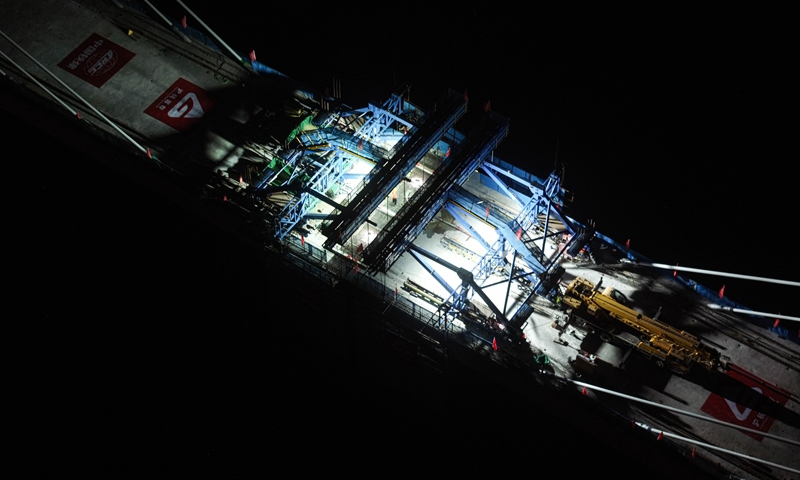 6月30日晚拍攝的滬渝蓉高鐵通泰揚(yáng)特大橋跨引江河斜拉橋施工現(xiàn)場(chǎng)（無(wú)人機(jī)照片）。新華社記者 季春鵬 攝