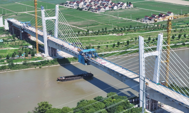 7月1日拍攝的滬渝蓉高鐵通泰揚(yáng)特大橋跨引江河斜拉橋（無(wú)人機(jī)照片）。新華社記者 季春鵬 攝