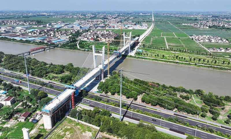 7月1日拍攝的滬渝蓉高鐵通泰揚(yáng)特大橋跨引江河斜拉橋（無(wú)人機(jī)照片）。新華社記者 季春鵬 攝