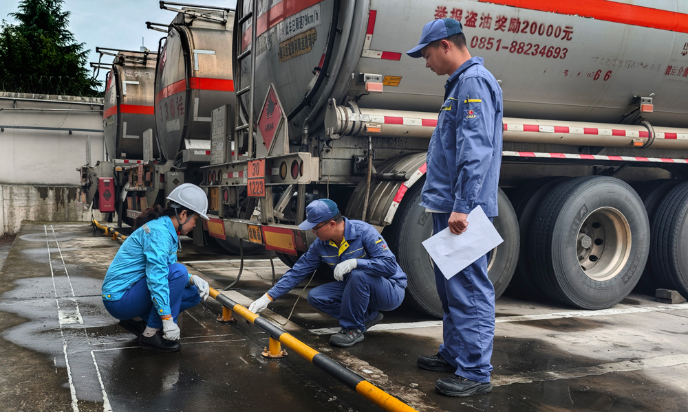 中國航油貴州分公司業務油庫員工檢查運油車完好性。