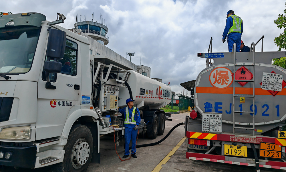 中國航油荔波供應站為應急保障通航公司提供航空煤油。