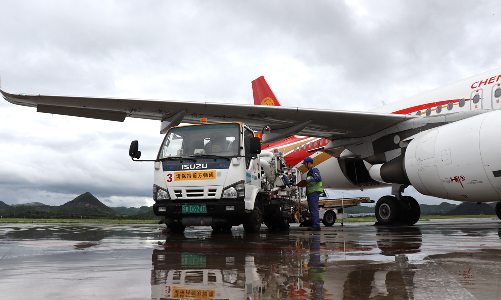 連日來，受持續強降雨影響，貴州多地遭遇暴雨襲擊。中國航油迅速啟動應急響應機制，科學調度、跨區聯動，啟用備用運輸路線確保航油配送不斷鏈，全面排查隱患，筑牢防汛安全防線。暴雨期間，中國航油貴州分公司累計保障航班3800余架次，加油1.8萬余噸，其中保障應急救援飛機航空煤油9噸，實現全省供油“零中斷”，生動踐行了“飛機飛到哪里，中國航油就加到哪里”的使命擔當。