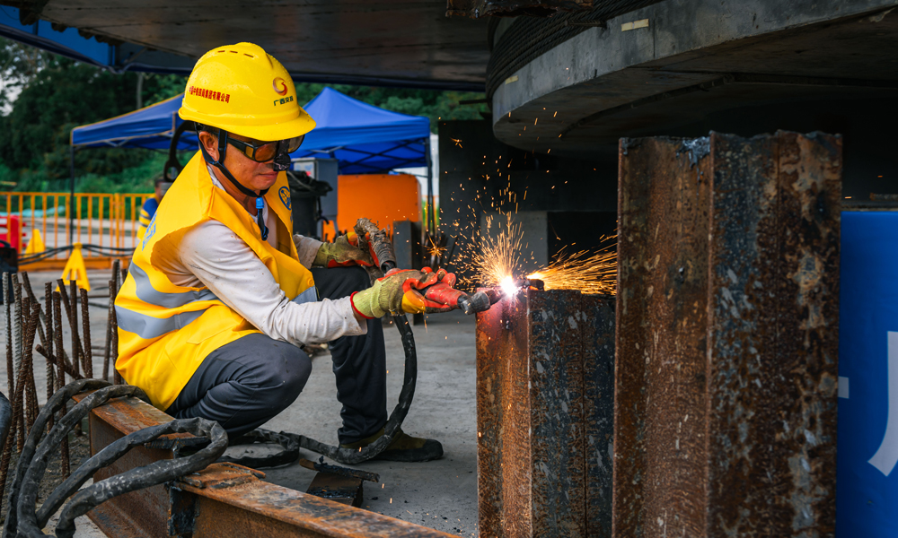 轉體施工中，梁體以每分鐘0.5度的速度順時針進行轉體，現場技術人員根據轉盤上的刻度盤、速度傳感器采集的相關參數等，對轉體速度進行實時監控和調整，保證轉體梁精準就位。2日17時開始，經過82分鐘旋轉41度，T構梁實現空中“精準轉身”。