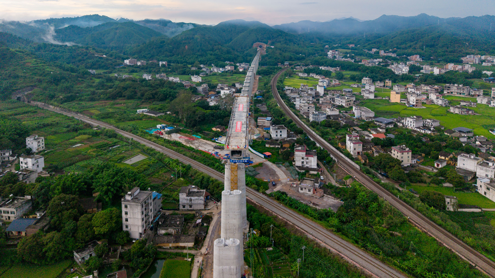 7月2日，中國中鐵旗下中鐵四局承建的南寧至珠海高鐵玉林至岑溪段義垌村跨益湛鐵路特大橋連續T構梁成功轉體。至此，南珠高鐵玉岑段全線2處連續T構轉體橋全部完成轉體施工，打通了架梁通道上的關鍵斷點。