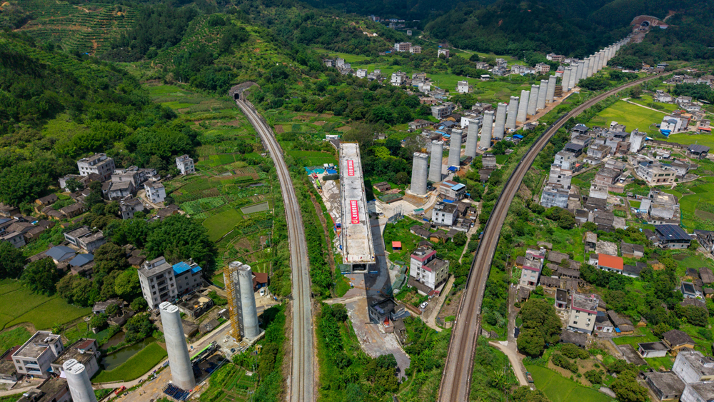 南珠高鐵玉岑段是廣西全面融入粵港澳大灣區的基礎性工程，正線全長110.04公里，設計時速350公里。