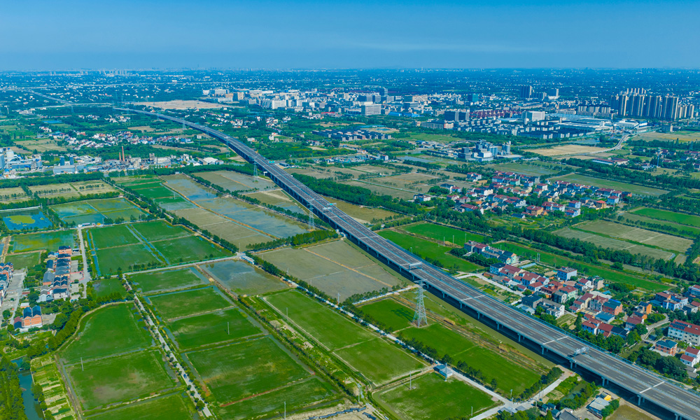 近日，中交集團所屬一公局集團、中交路建參建的浙江蘇臺高速公路（二期）建成通車，該項目全長44公里，主線設計時速120公里，包括橋梁、匝道、互通等工程。