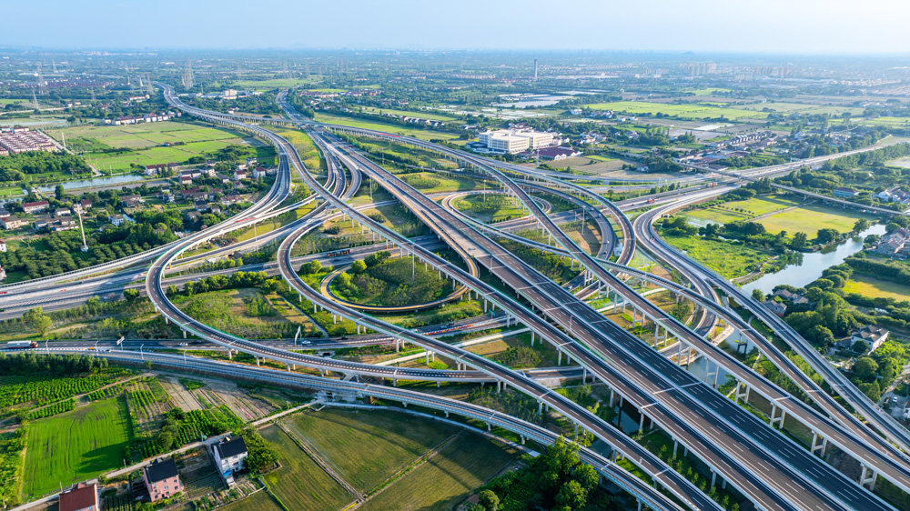 該項目控制性工程練市樞紐互通的18個匝道分別通向杭州、蘇州、湖州、上海、臺州5個方向，是浙北地區最大的五路交叉綜合樞紐立交，形似五角星。