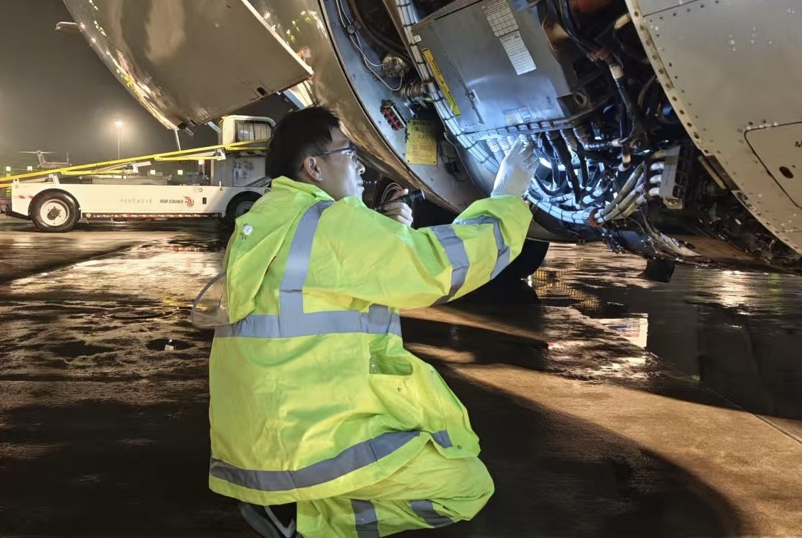 成都天府機場，機務人員在檢查飛機設備狀態。