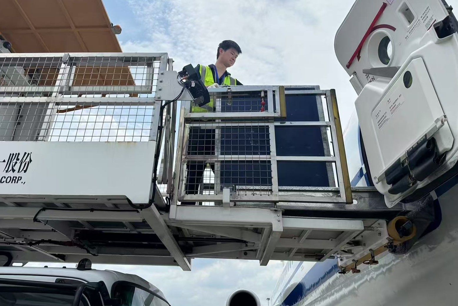 成都天府機場，餐食保障員將滿載的餐車送上飛機。