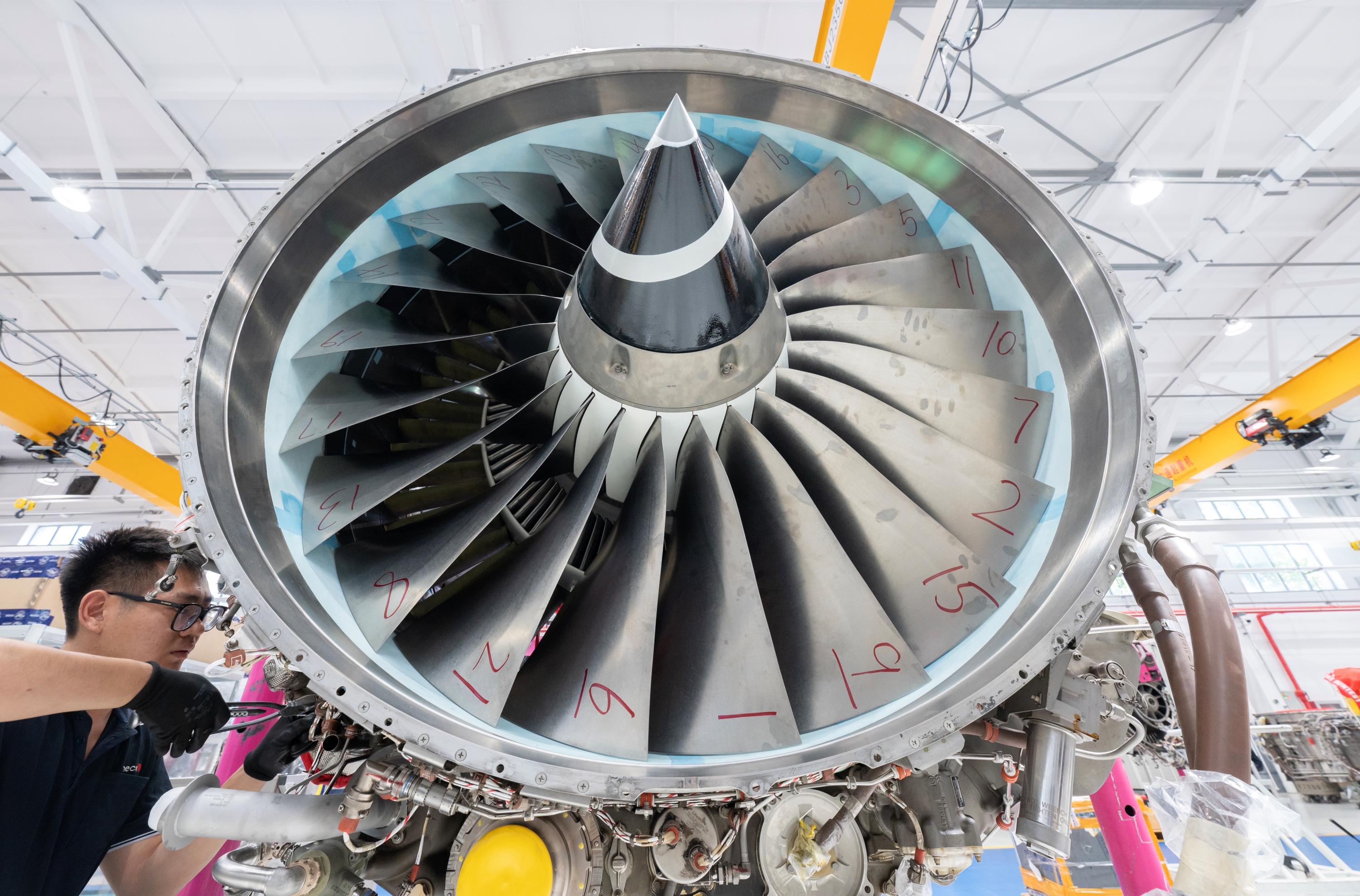 工程師檢查維護飛機發動機。