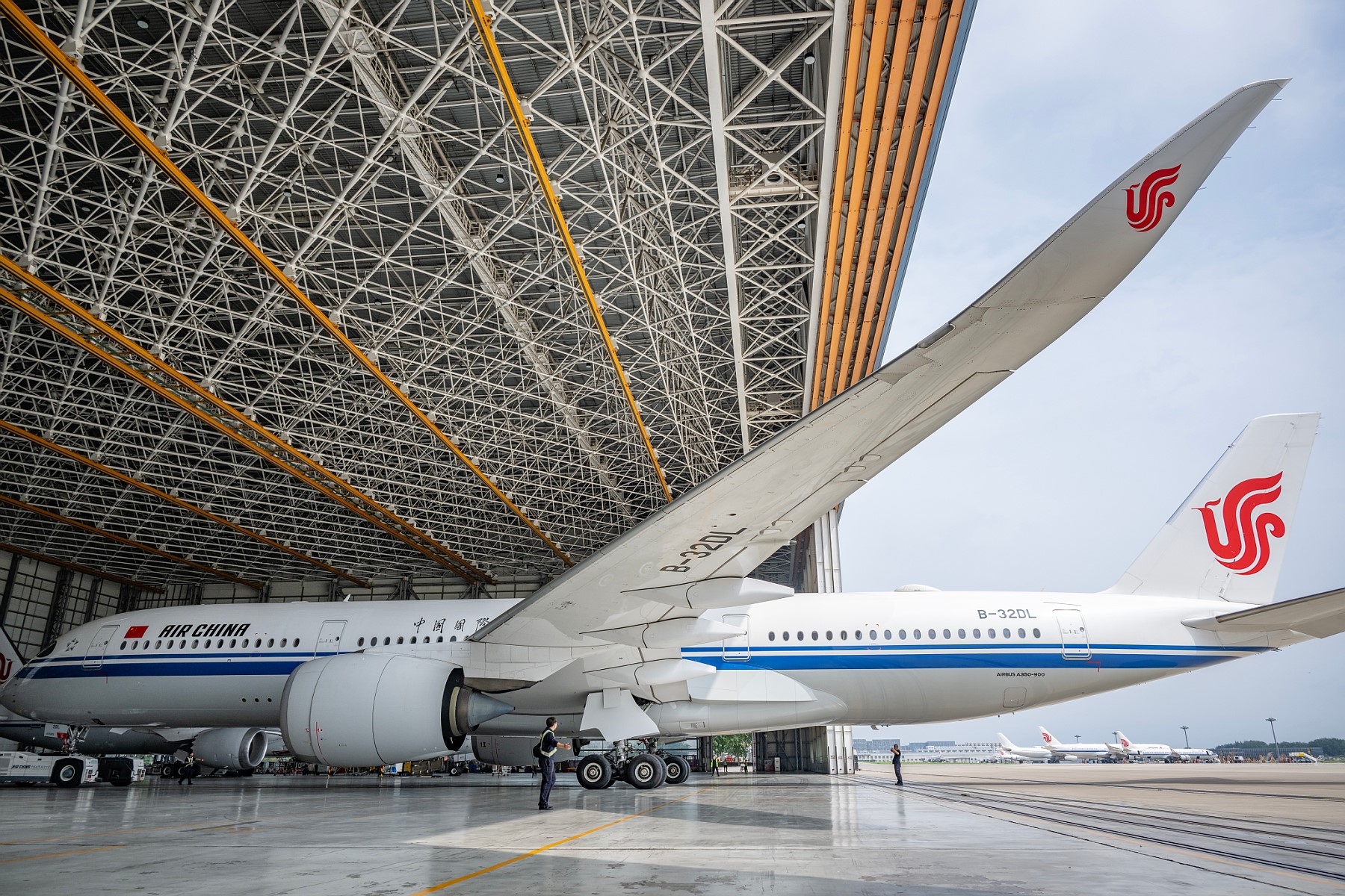 飛機檢查維護結束，緩緩推出機庫，投入繁忙的暑運。