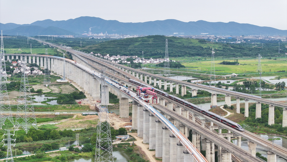 近日，隨著中國中鐵旗下中鐵四局承建的巢馬城際鐵路4標最后一片箱梁架設(shè)完成，全線箱梁架設(shè)任務(wù)完成。