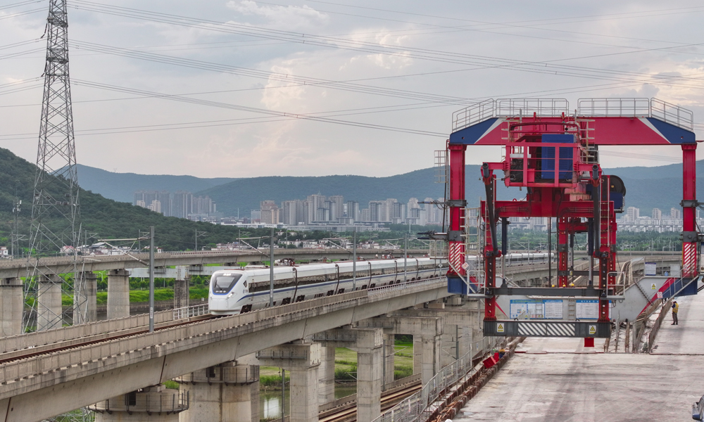 據(jù)悉，巢馬城際鐵路是國家“八縱八橫”高鐵網(wǎng)沿江通道的重要組成部分，其北接合杭高鐵，東聯(lián)寧安高鐵，是馬鞍山與安徽省會合肥的直接聯(lián)通線，全線新建車站3座。