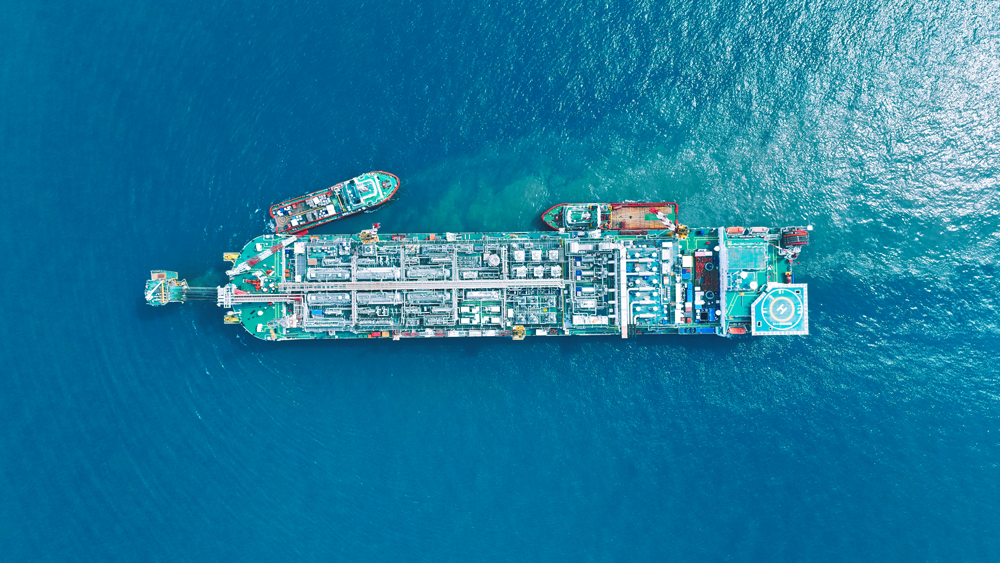 截至6月中下旬，中國海油旗下有限天津分公司曹妃甸作業公司累產原油超6000萬噸。曹妃甸油田群于2004年投產，剩余油分布零散，設備設施長期處于液處理能力滿負荷運轉狀態。圖為曹妃甸作業公司“海洋石油112”FPSO（浮式生產儲卸油裝置）進行外輸作業前準備工作。