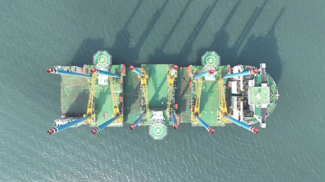 “新光華”輪此次承運的三個平臺，單個重量近8000噸，單腿長達108米，貨物重心控制要求極高。“新光華”輪憑借卓越的裝備性能與智能運輸方案，精準應對貨物特殊參數要求，在短時間內完成平臺潛裝，并結合實時海況動態優化航線，在嚴守安全準則的前提下大幅縮短運輸周期。