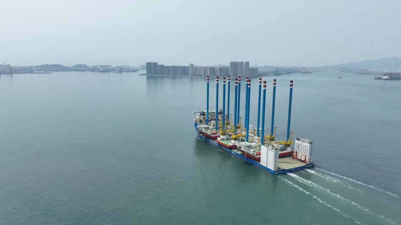 近日拍攝的中遠海運特運10萬噸半潛船“新光華”輪。