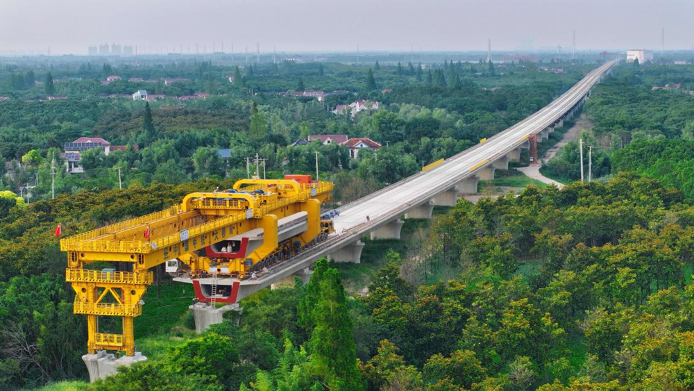 七月入暑，熱浪席卷，中國中鐵建設(shè)者干勁十足，各重點工程項目建設(shè)有序推進。近日，中鐵大橋局承建的滬渝蓉高鐵崇明特大橋預(yù)制箱梁架設(shè)長度突破2000米。崇明特大橋北接崇啟公鐵大橋，南連崇太長江隧道萬安出口，全長19.07公里，全線設(shè)有669個橋墩。目前，大橋預(yù)制箱梁架設(shè)72榀，標段內(nèi)承臺開累完成比例達98.6%，墩身開累完成比例達96.2%。