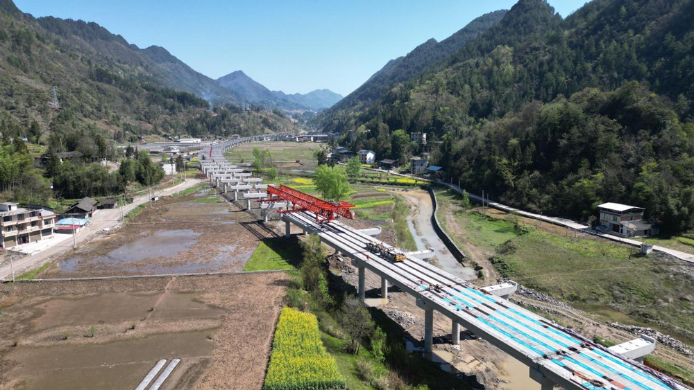 近日，中鐵六局承建的利咸高速荷花村特大橋下部結(jié)構(gòu)施工全部完成。利咸高速全線全長84.5公里，其中，荷花村特大橋位于湖北利川市沙溪鄉(xiāng)荷花村，橋長2910米，橋面凈寬12.5米，是全線最長的一座特大橋。利咸高速是國家重點規(guī)劃項目之一，是湖北省“九縱五橫三環(huán)”高速公路網(wǎng)中“縱九”線的重要組成部分。項目建成后，利川至咸豐車程由2小時縮短至40分鐘。