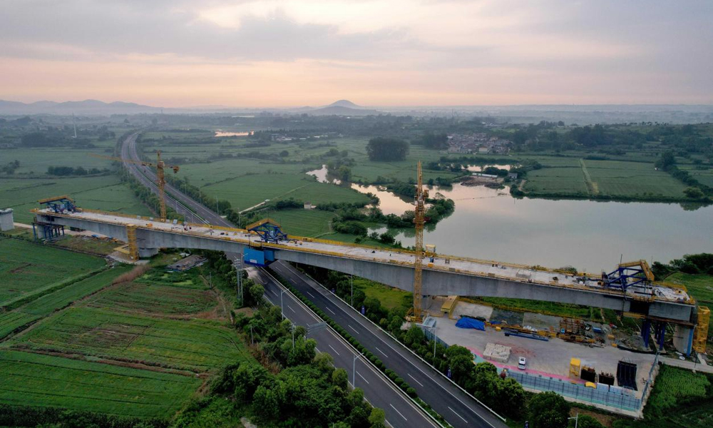近日，中鐵三局承建的寧淮城際鐵路4標項目控制性工程省界至六合雙線特大橋跨S353省道128米連續(xù)梁合龍。省界至六合雙線特大橋位于南京市六合區(qū)，全長22公里。此次合龍的跨S353線連續(xù)梁全長277.18米，跨度為（74+128+74）米，是標段內(nèi)跨度最大的連續(xù)梁。