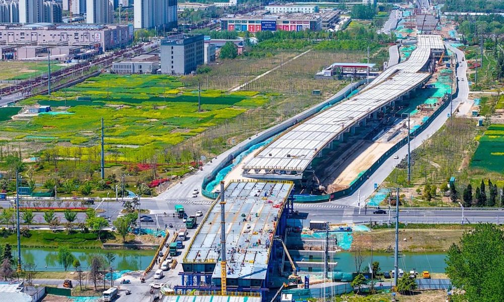 近日，中鐵五局承建的重慶市涪陵白濤鐵路專用線項目橋梁主體工程完工。重慶白濤工業(yè)園區(qū)鐵路專用線于2023年11月15日正式開工建設(shè)，是《成渝地區(qū)雙城經(jīng)濟圈多層次軌道交通規(guī)劃》中重慶市新增規(guī)劃的4條鐵路專用線之一，也是重慶市綜合貨運樞紐補鏈強鏈重點項目。項目工程涵蓋橋梁、站場、四電等多個方面。全線共計有38片T梁。該專用線建成后主要承擔煤炭、磷礦化工品（非危化品）、化肥等貨物的運輸任務(wù)。