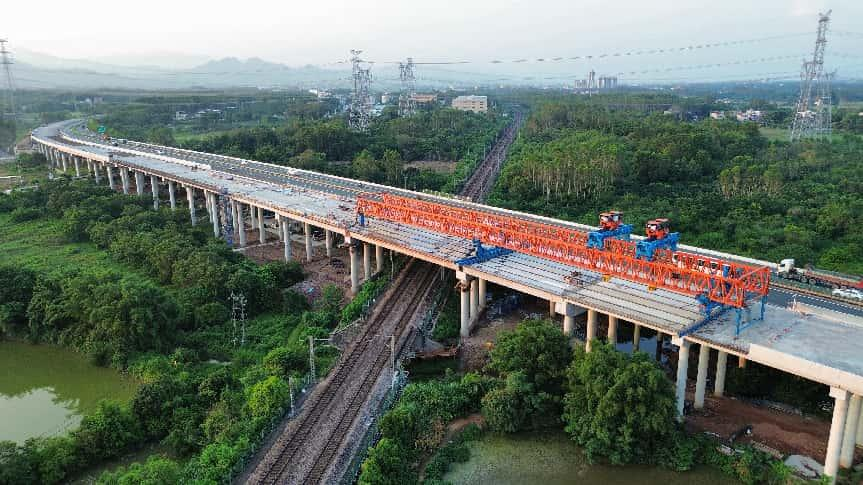 近日，中鐵一局承建的長深高速擴建 T4 標段控制性工程——橫嶺大橋箱梁架設(shè)任務(wù)全部完成。長深高速河惠段改擴建項目全長約116.6公里，中鐵一局承建T4標段工程路線全長17.1公里。其中橫嶺大橋長738.5米，是長深高速改擴建工程全線范圍內(nèi)最長的橋梁。目前，該項目路基工程基本完成，路面工程完成85%，預(yù)計今年建成通車。