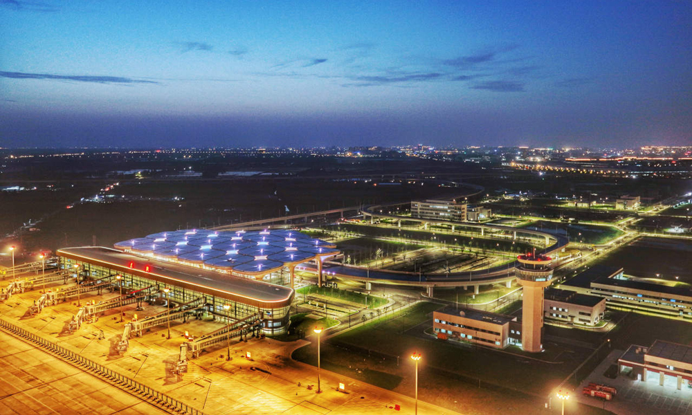 航站樓屋面膜結構采用與國家游泳館“水立方”相同工藝的ETFE氣枕膜技術，這些輕透的智能羽翼通過實時調節氣枕張力，減少太陽輻射的同時，可將自然光過濾為柔和的漫射光，降低2.6萬平方米空間照明能耗。