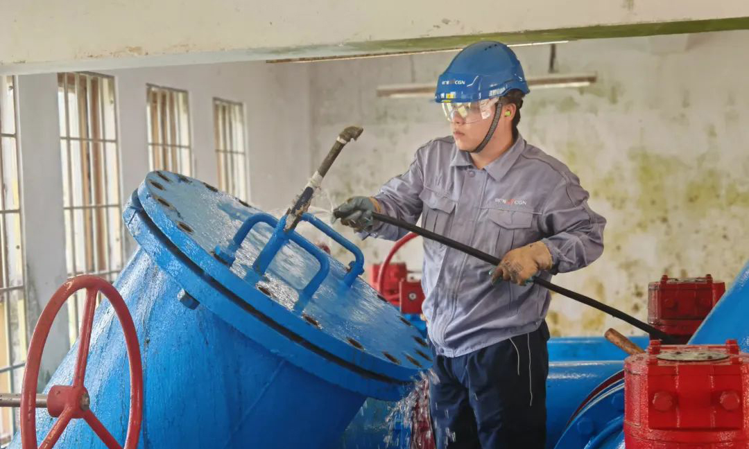 中廣核旗下環保陽江項目部維修技工在水廠進出水間沖洗T型過濾器表面和端蓋接觸面，保障水廠設備穩定運行。